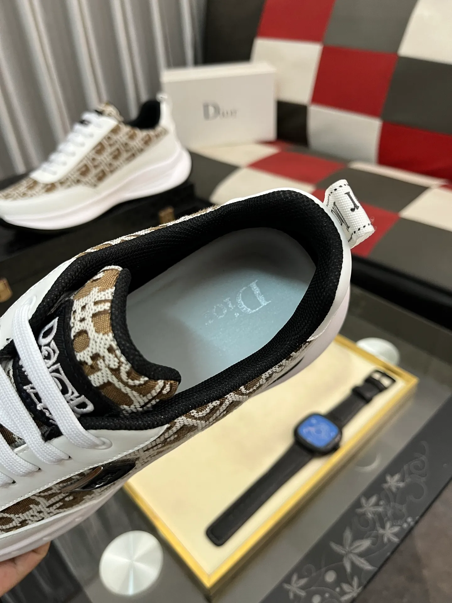 Men's men's shoes💰440⌚️⌚️Dior original quality.~ Unique modern style sneakers. 🏃A must-have casual shoe for trendy men😍😍 Original brand imported from Italy, imported original leather, sheep lining (refuses to discolor and grind feet) Sole: Original sole provided by the original factory, French lazy style design ⚠️Fit to the feet, original quality, super comfortable original sole. Just like shooting the real thing 🎬The real thing is better, code number: 38-443️⃣colors available